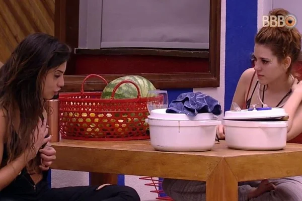 BBB18: Ana Clara chama Paula de grossa e sisters têm DR na madrugada