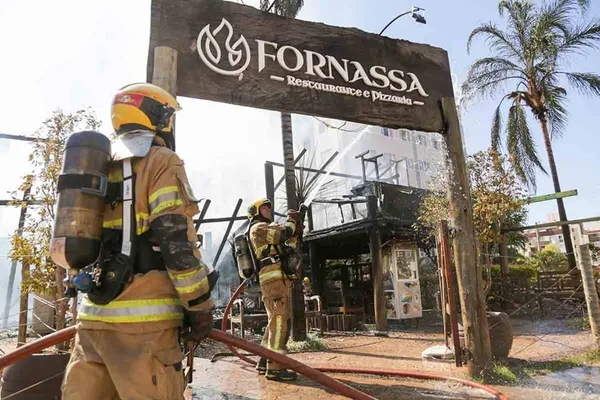 bombeiro sob fachada de restaurante