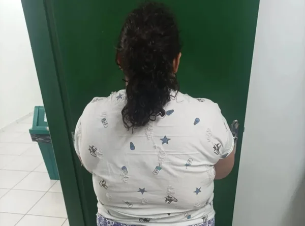 Mulher de 37 anos é presa após fingir ter 12 e ser "adotada" por família