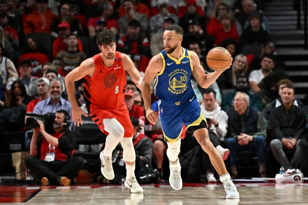 Stephen Curry #30 do Golden State Warriors faz um passe contra Portland Trail Blazers