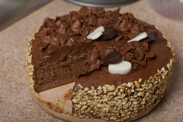 Bolo de amendoim com cobertura de chocolate