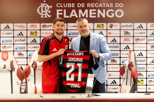 Foto colorida de Jorginho, novo meia do Flamengo, durante apresentação no clube - Metrópoles