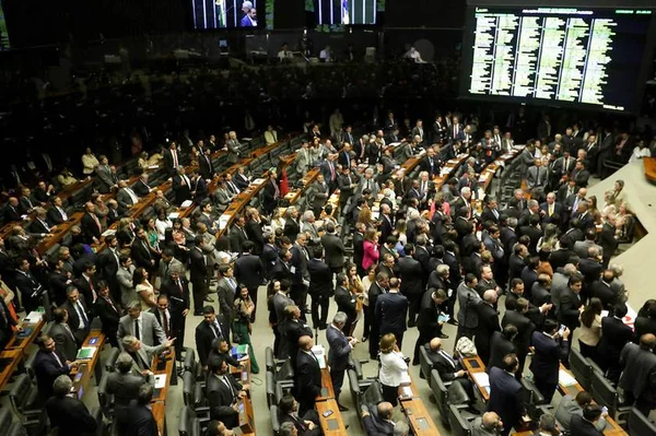 Oposição pede que denúncia contra Temer siga rito do impeachment