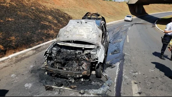 Vídeo. Carro com duas mulheres pega fogo em via da Asa Sul - destaque galeria