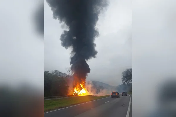 Carreta com 26 mil litros de óleo pega fogo e trava Régis Bittencourt - destaque galeria Carreta com 26 mil litros de óleo pega fogo e trava Régis Bittencourt - destaque galeria