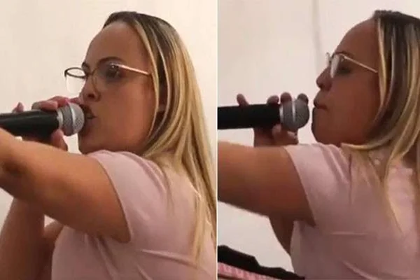 Mulher falando no microfone