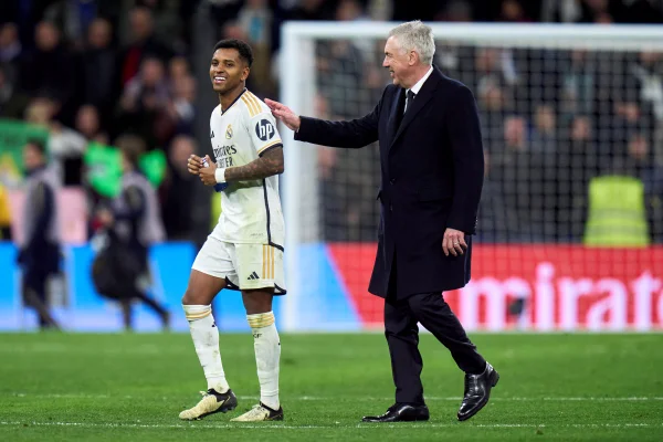 Foto colorida de Rodrygo com Ancelotti - Metrópoles