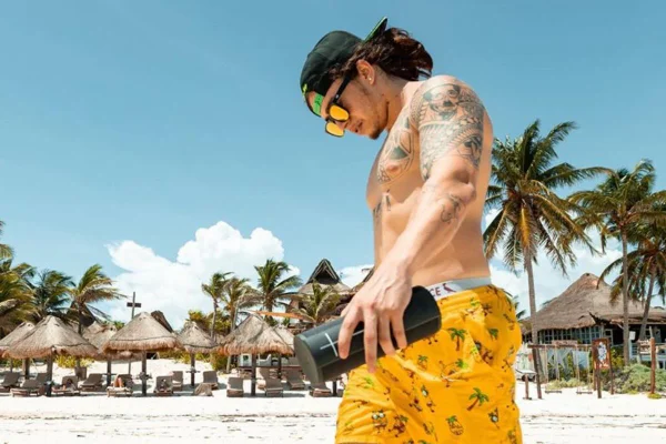 Em meio a polêmicas, Whindersson Nunes curte praia em viagem ao México