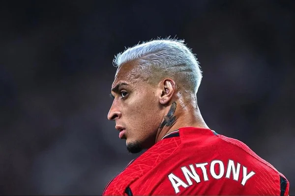 Antony é clicado dentro de campo - Metrópoles