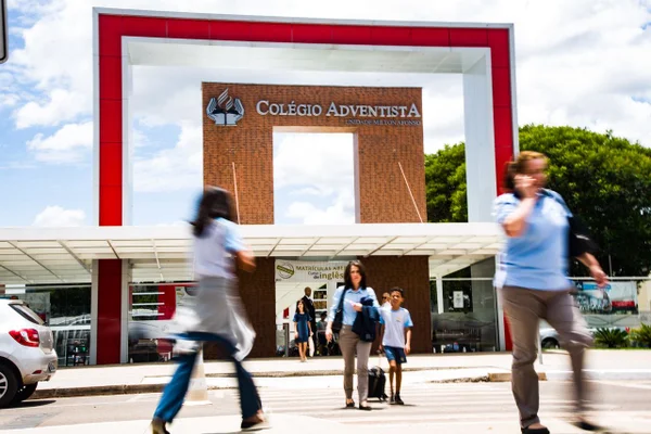 Aluno expulso por “dedada” no ânus processa Colégio Adventista