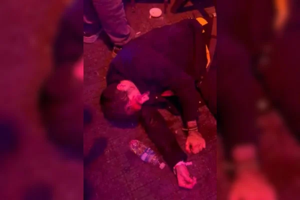 Durante o show do Matuê no evento Village Festival 2026, que transmitiu o jogo entre Brasil e Haiti, um jovem foi espancado por outro rapaz - Metrópoles