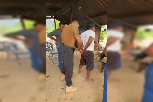 Foto colorida de homem preso