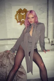 A artista tem o cabelo rosa vibrante, o que chama atenção do público A artista tem o cabelo rosa vibrante, o que chama atenção do público
