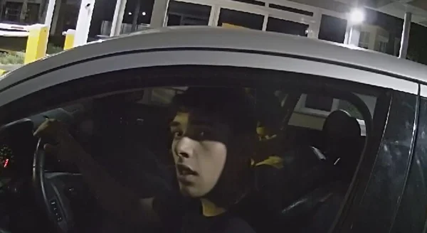 Imagem colorida de Eduardo Seganfredo Vasconcelos dentro de carro olhando para câmera de segurança em entrada de condomíno em Cotia, na Grande São Paulo - Metrópoles