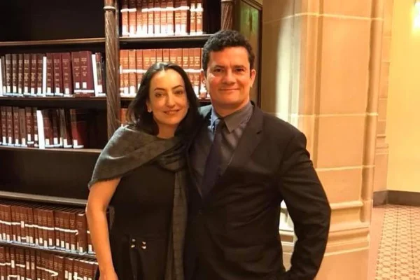 Após polêmica, esposa de Moro apaga post que dizia “Sorry, feministas”