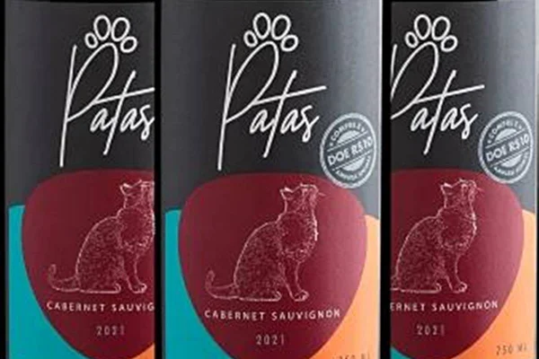 na foto temos tres garrafas de vinho