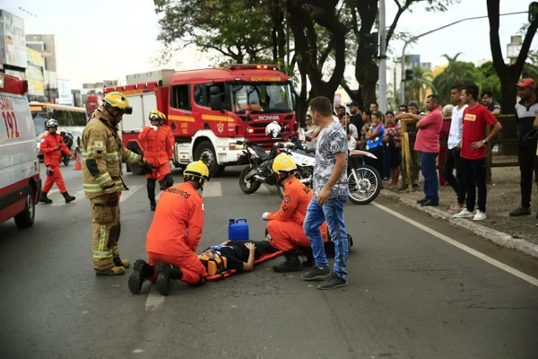 Acidente de moto, no centro de Taguatinga, deixa três mulheres feridas