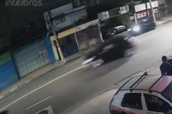 Imagem colorida mostra carro antes de acidente de trânsito em Guarulhos que matou motorista - Metrópoles