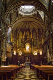 Basílica de Santa Maria de Montserrat, situada no complexo do Monastério de Montserrat, próximo a Barcelona, na Catalunha, Espanha Basílica de Santa Maria de Montserrat, situada no complexo do Monastério de Montserrat, próximo a Barcelona, na Catalunha, Espanha