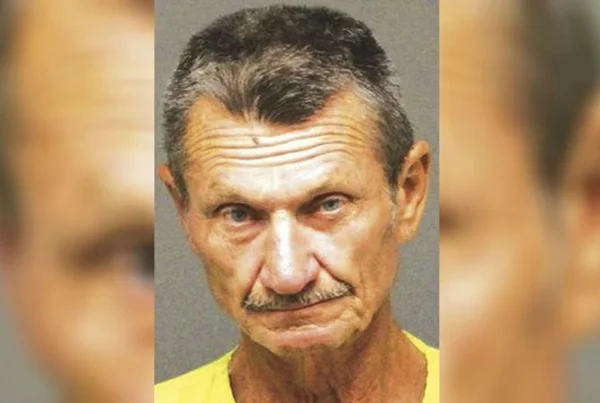 Padrasto obriga, e assiste, mãe e enteado terem relações sexuais