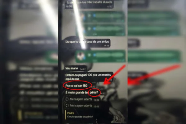 Em uma das mensagem, o pastor pergunta para menino sobre o tamanho o ógão genital dele