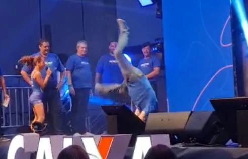 Presidente da Caixa faz VP com deficiência dar cambalhota em palco