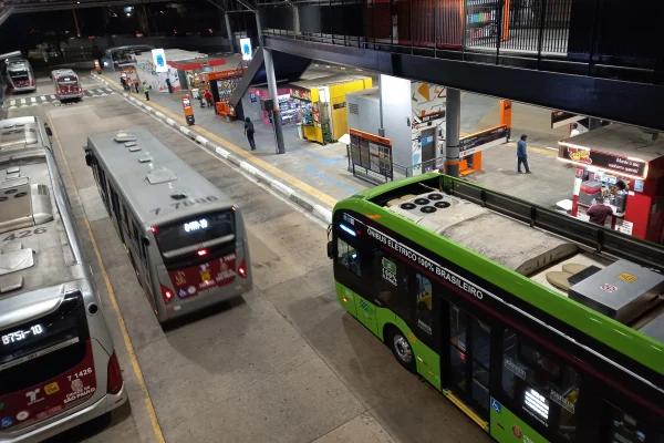 Imagem mostra ônibus elétrico - Metrópoles