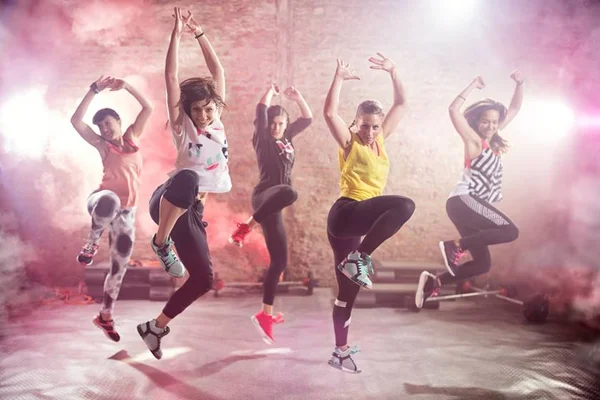 Só no passinho: aulas de dança com coreografia voltam à moda