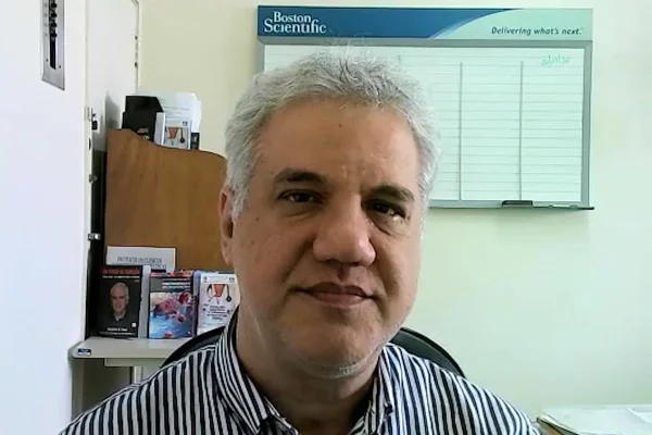 Homem sentado em escritório - Metrópoles