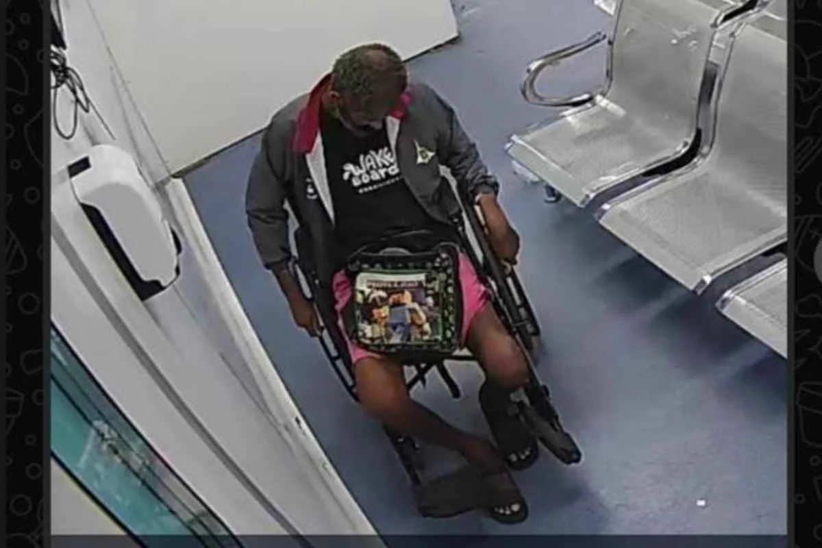 Novas imagens mostram homem antes de morrer dentro de UPA