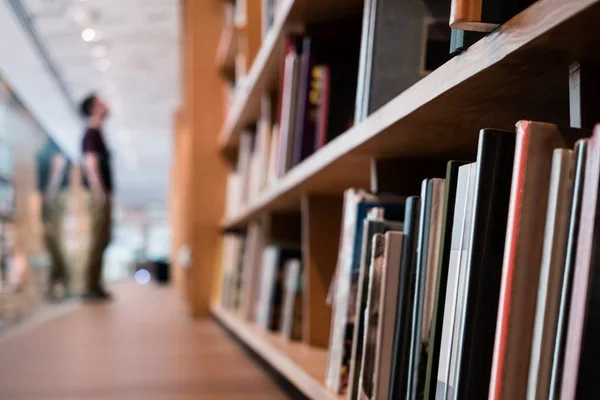 Escritor espanhol conta histórias sobre livrarias