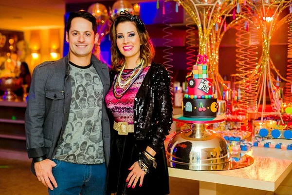 Paula Rincon completa 30 anos com festa inspirada na década de 1980