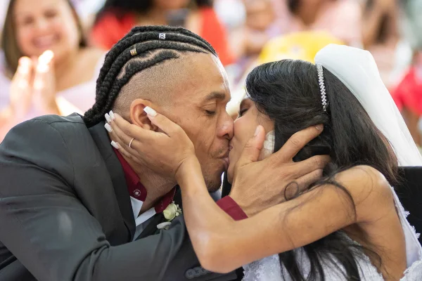 Jovem que morreu de câncer emocionou cidade após casamento em hospital