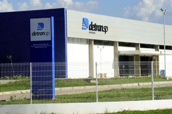 Imagem de unidade do Detran de São Paulo, com fachada branca e azul - Metrópoles