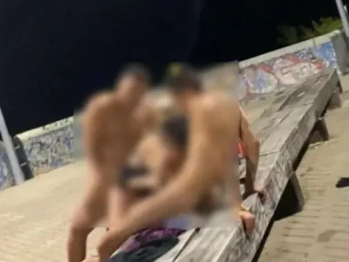 Trio fazendo sexo na praia-metrópoles