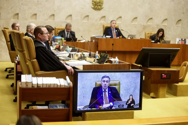 Imagem colorida do Plenário do STF