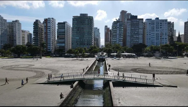 Imagem colorida de orla da praia de Santos, na Baixada Santista; cidade está tendo surto de coceira - Metrópoles