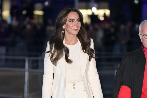 Foto colorida de mulher com cabelo longo e roupa branca. Ela está caminhando - Metrópoles