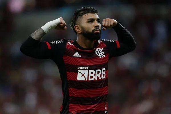 Imagem colorida de Gabigol comemorando gol
