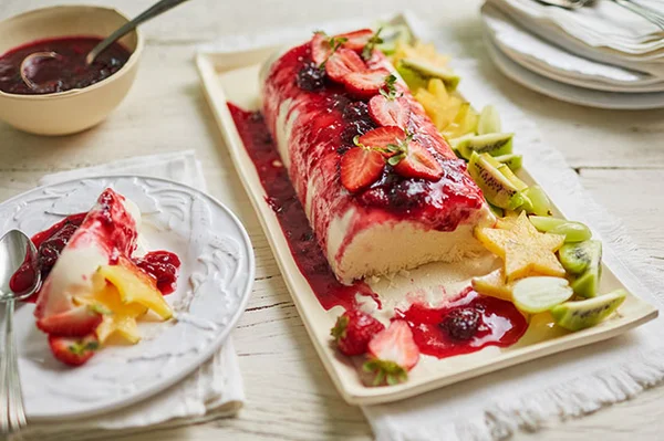 Sucesso pós-almoço: aprenda a fazer um bolo de sorvete