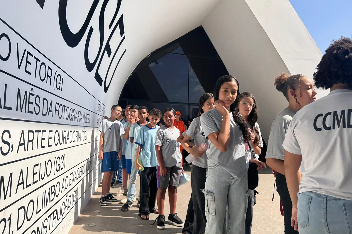 Estudantes visitam exposição Estudantes visitam exposição