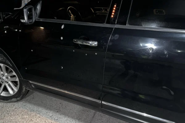 Carro com disparos de tiro