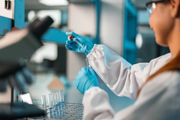 Jovem cientista realizando pesquisas em um laboratório. ciência básica. Metrópoles