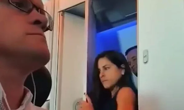 Casal é flagrado saindo junto do banheiro de um avião e vídeo viraliza