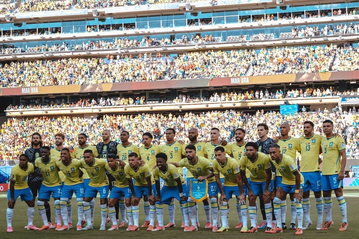 Endrick posa em campo com os companheiros de Selação Brasileira