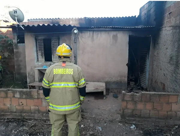 Bombeiros combatem incêndio em residência do DF