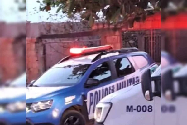 Foto colorida da viatura da PMGO em frente a casa da mulher vítima de feminicídio em Planaltina de Goiás