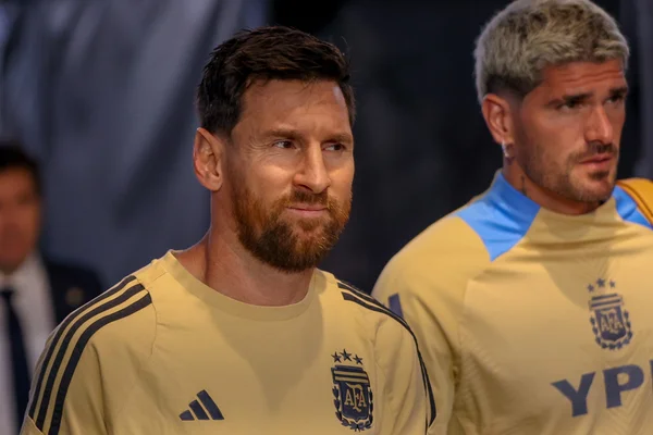 Foto colorida de Messi e De Paul, jogadores da seleção da Argentina - Metrópoles