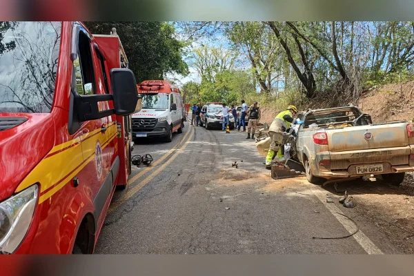 Homem fica preso às ferragens após batida frontal em MG