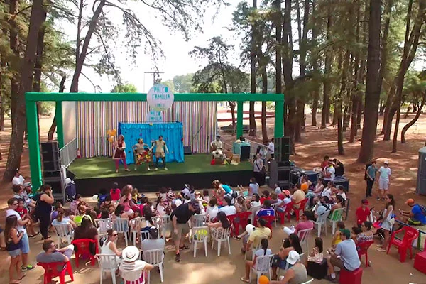 O palco família recebe teatro circense com a Cia. Udi Grudi O palco família recebe teatro circense com a Cia. Udi Grudi